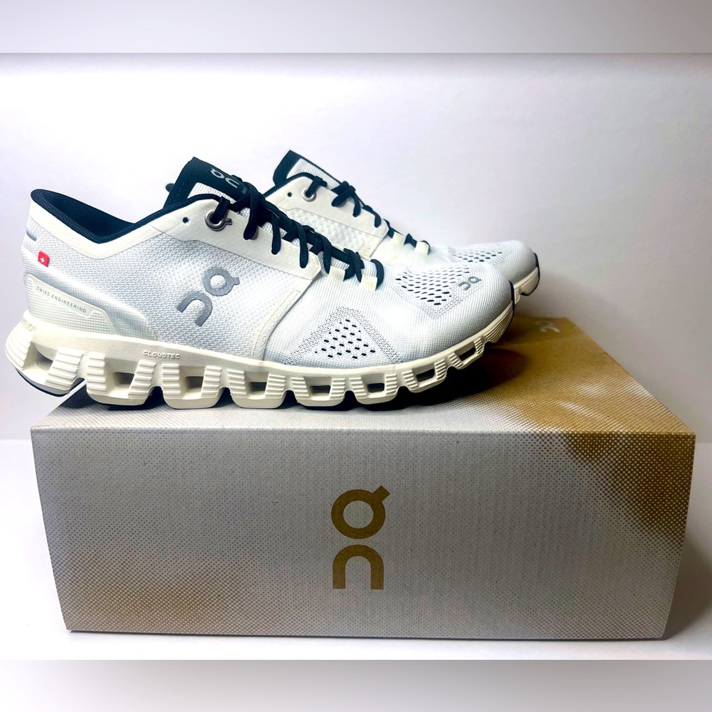 On Cloud X Women’s Running Shoe, White/Black,  W 7.5 US, 40.99702 Cloudtec